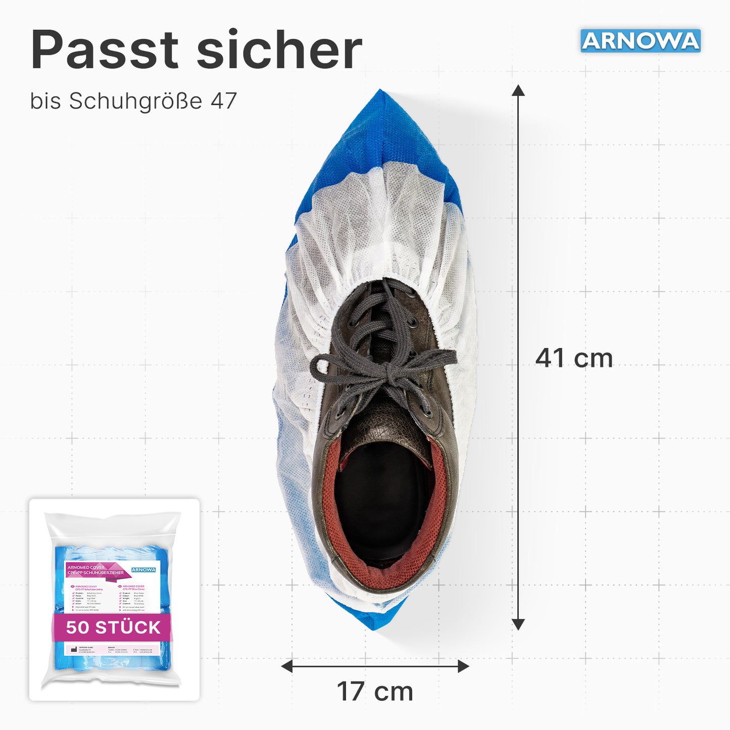 Ein schwarzer Schuh wird von einem ARNOMED CPE/PP Schuhüberzieher (ARNOWA GmbH), wasserdicht, weiß-blau, 41x17 cm, für Größen bis 47 bedeckt. Im Inset sieht man einen Beutel "50 Stück".