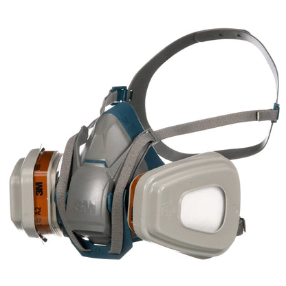 3M™ Quick Latch -hengityssuojain 6502QLKIT-1 3M Deutschland GmbH:lta vaihdettavilla A2P3-suodattimilla (1x6502, 2x6055, 2x5935, 2x501) näyttää säädettävät harmaat nauhat ja harmaa-sinisen maskikotelon näkyvällä logolla.