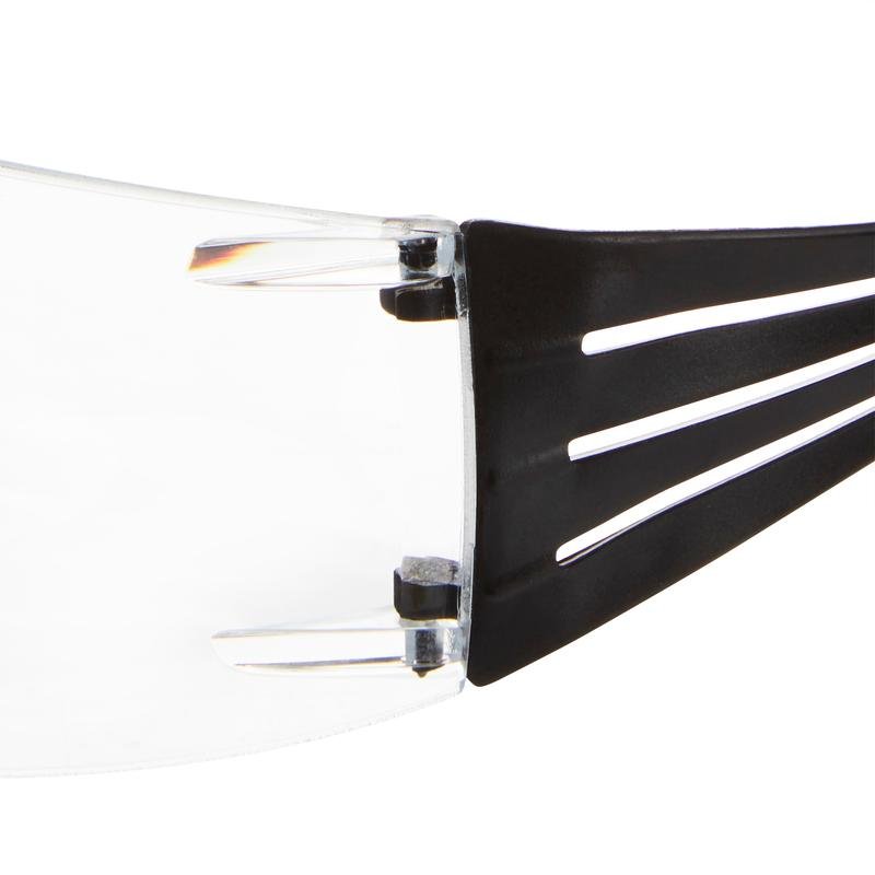 Lähikuva saranan alueesta, jossa kirkas muovilasi kohtaa mustan varren 3M™ SecureFit™ lukulasisuojalaseissa 3M Deutschland GmbH:lta, korostaen liitos- ja muotoiluyksityiskohtia.