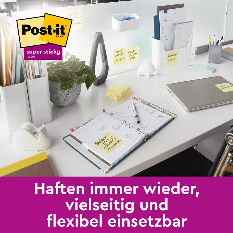 Modernilla toimistopöydällä on suunnittelija, kannettava tietokone, teippiteline, ruukkukasvi ja 3M Deutschland GmbH Post-it® Super Sticky Notes (76 mm x 127 mm, 90 arkkia/lohko, 100 % PEFC); alla lukee: "Tarttuvat toistuvasti, monipuoliset ja joustavat käyttää."