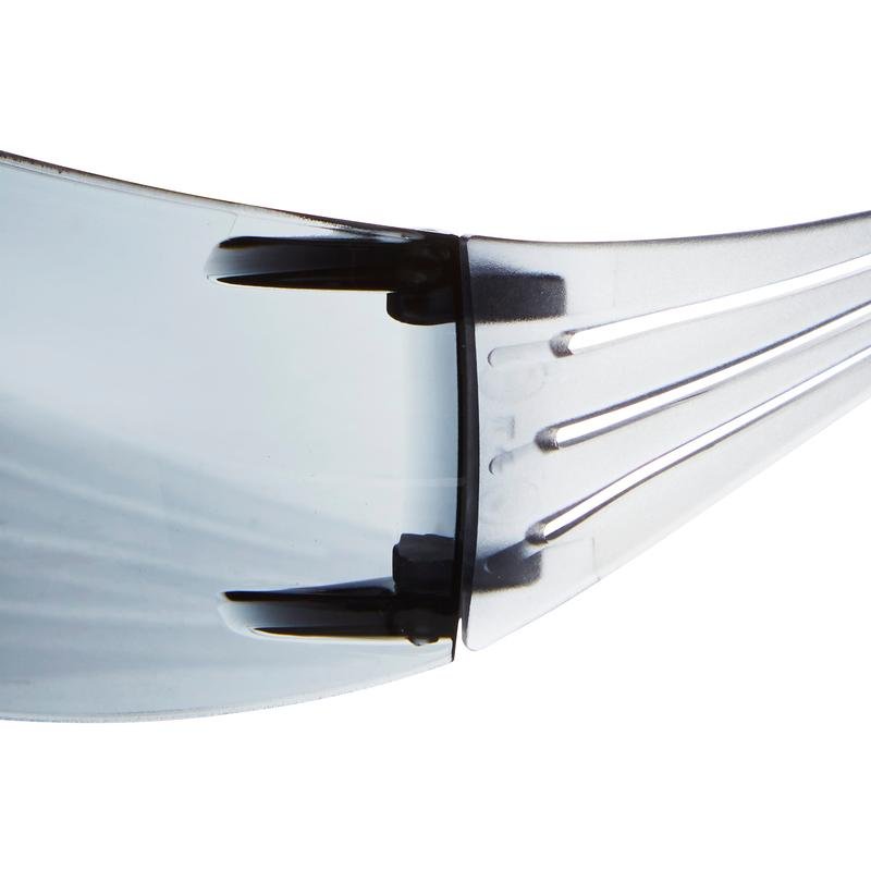 Lähikuva 3M Deutschland GmbH:n 3M™ SecureFit™ 200 -suojalaseista, joka näyttää sivuttaiset, hieman sävytetyt linssit, sangat ja liitossaranan.