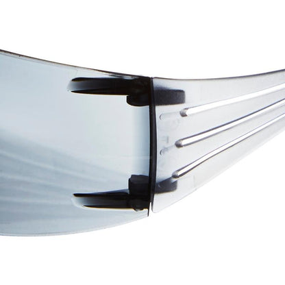 Lähikuva 3M Deutschland GmbH:n 3M™ SecureFit™ 200 -suojalaseista, joka näyttää sivuttaiset, hieman sävytetyt linssit, sangat ja liitossaranan.