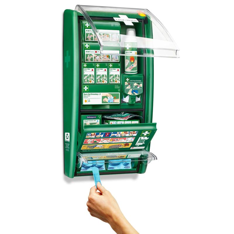 Die Cederroth erste hilfe & verbrennungsstation von Orkla Wound Care AB ist ein grünes, an der Wand montiertes Set mit beschrifteten Fächern für Bandagen, Verbände und Verbrennungsgel. Eine Hand zieht ein blaues Tuch aus der geöffneten Einheit und enthüllt geordnete Vorräte und klare Anweisungen.