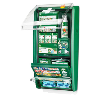 Die Cederroth erste hilfe & verbrennungsstation von Orkla Wound Care AB ist ein grünes, an der Wand montiertes Set in einer Packung mit Fächern für Brandwunden, Gels und Verbände sowie einer bebilderten Anleitung im Deckel und in den Fächern.