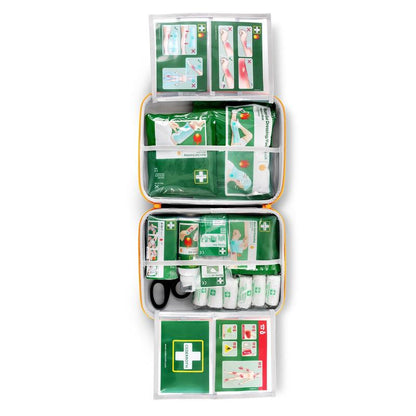 Orkla Wound Care AB:n Cederroth ensiapupakkaus palovammoille on avattu ja näyttää järjestetyt lokerot siteillä, saksilla ja ohjekorteilla, joissa on visuaalisia ohjeita pakkauksen ylä- ja alareunassa.