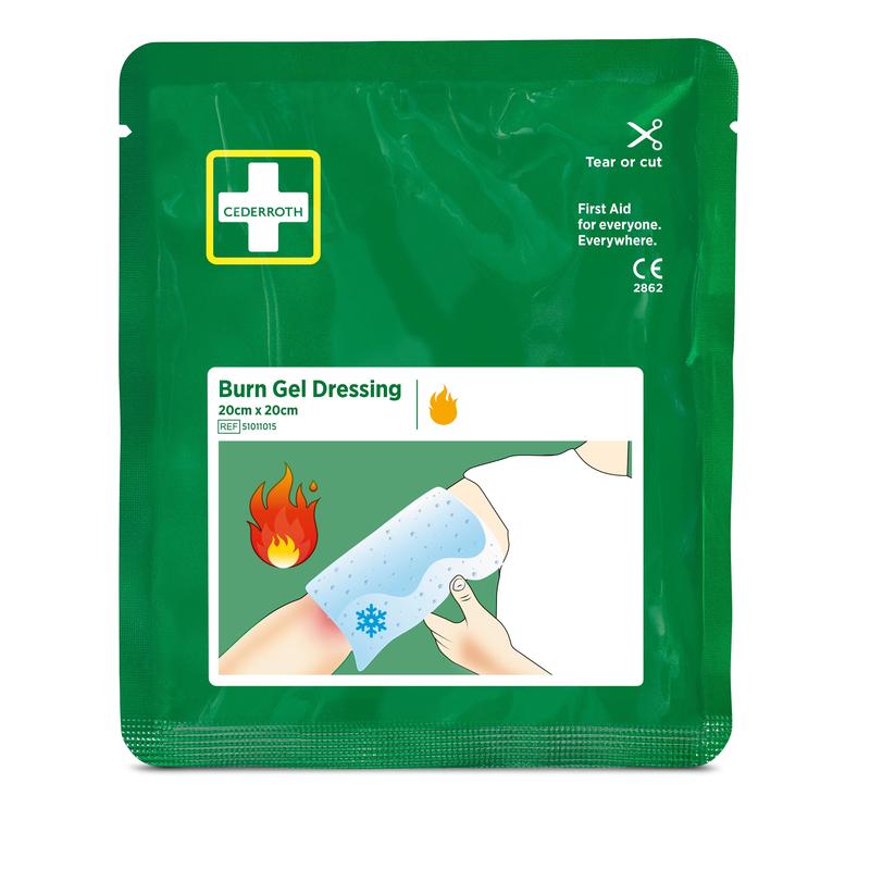 Vihreässä pakkauksessa, jossa on teksti "Cederroth burn dressing 20x20 cm | Pakkaus (1 kpl)" Orkla Wound Care AB:lta, on kuva kädestä, joka asettaa steriilin kompressin palaneelle käsivarrelle, ja siinä on symboleja palovammojen ensiavusta ja kivun lievityksestä.