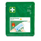 Vihreässä pakkauksessa, jossa on teksti "Cederroth burn dressing 20x20 cm | Pakkaus (1 kpl)" Orkla Wound Care AB:lta, on kuva kädestä, joka asettaa steriilin kompressin palaneelle käsivarrelle, ja siinä on symboleja palovammojen ensiavusta ja kivun lievityksestä.