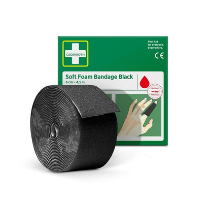 Cederroth pehmeä vaahtosidosrulla musta (6 cm x 4,5 m) Orkla Wound Care AB:lta on esillä vihreä-valkoisen laatikon edessä, jossa käsi käärii mustaa sidosta sormen ympärille.