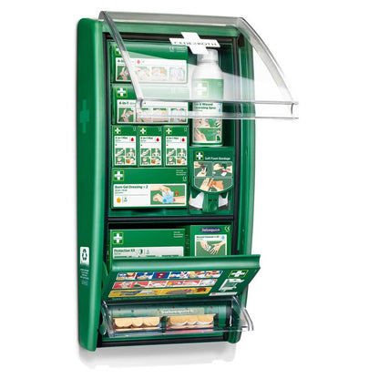 Cederroth ensiapuasema Orkla Wound Care AB:ltä on vihreä, seinään kiinnitettävä ensiapulaatikko, jossa on läpinäkyvä, avoin kansi, joka sisältää merkittyihin lokeroihin sijoitettuja siteitä, palovammageelillä varustettuja siteitä, ohjeita ja liuoksia. (1 pakkaus/kartonki).