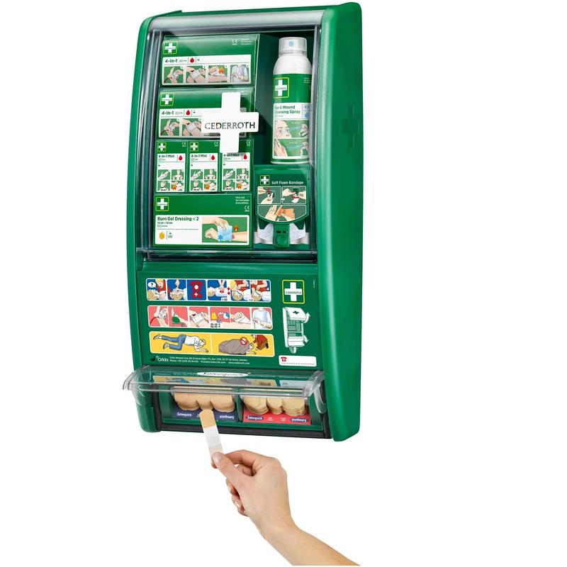 Cederroth ensiapuasema Orkla Wound Care AB:ltä on vihreä, seinään kiinnitettävä ensiapulaatikko, jossa on merkityt lokerot ja opettavaisia kuvia. Kuvassa näkyy käsi, joka vetää laastarin alemmasta lokerosta. (1 pakkaus/kartonki).