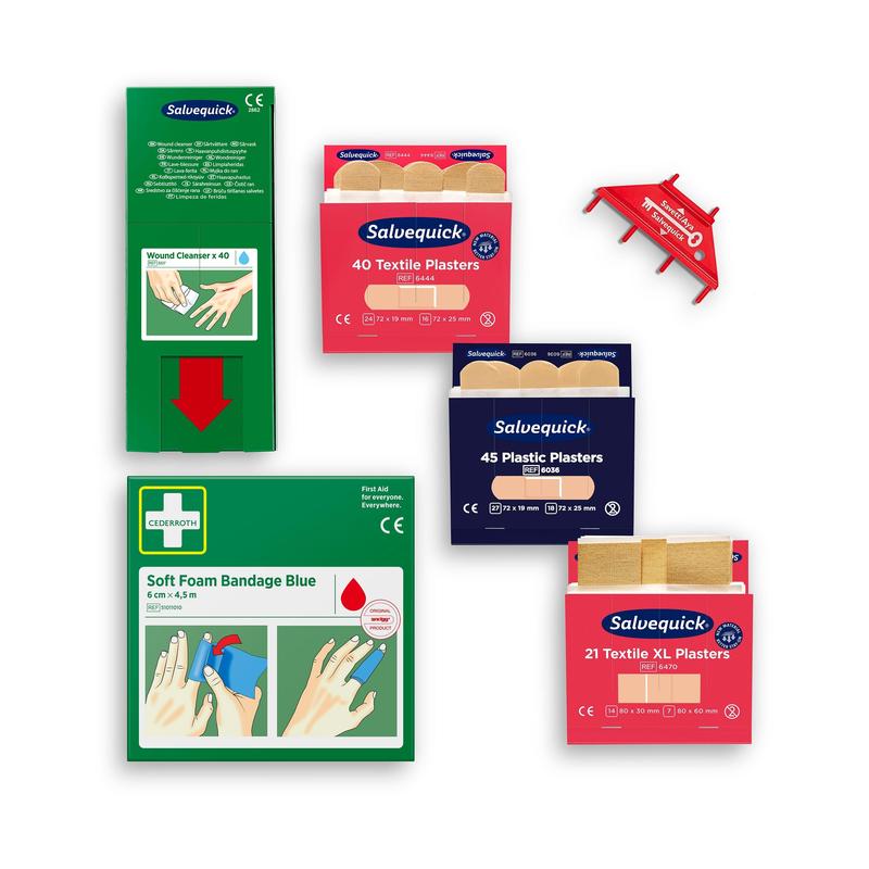 Cederroth First Aid -täyttöpakkaus Cederroth haavanhoitoannostelijalle (Ref 51011006) Orkla Wound Care AB:ltä sisältää erilaisia ensiaputarvikkeita, laastareita, pehmeän vaahtosidospakkauksen ja punaisen seinäkiinnikkeen, kaikki valkoisella taustalla.