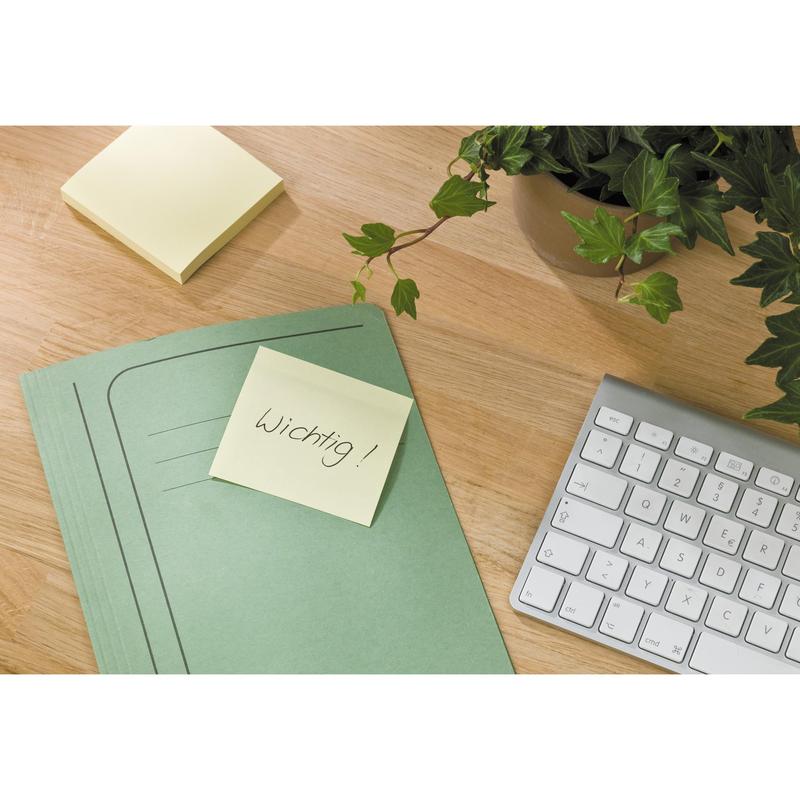 Vihreä kansio, jossa on 3M Deutschland GmbH:n Post-it® Recycling Z-Notes -lappu (76x76 mm, 100 arkkia, 100 % PEFC) tekstillä "Tärkeää!", makaa puupöydällä näppäimistön, murattiruukun ja muiden muistilappujen vieressä.