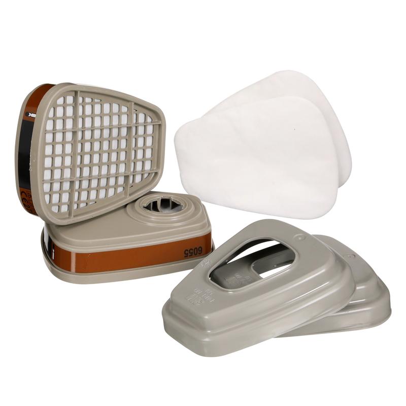 Pakkaus käyttämättömiä 3M™-suodatinpakkaus 6002-1 A2P2 (2x6055, 2x5925, 2x501) kaasunaamarisuodatinpatruunoita orgaanisia höyryjä varten 3M Deutschland GmbH:ltä, valkoisilla pehmusteilla ja harmailla kansilla, esitettynä valkoisella pinnalla.