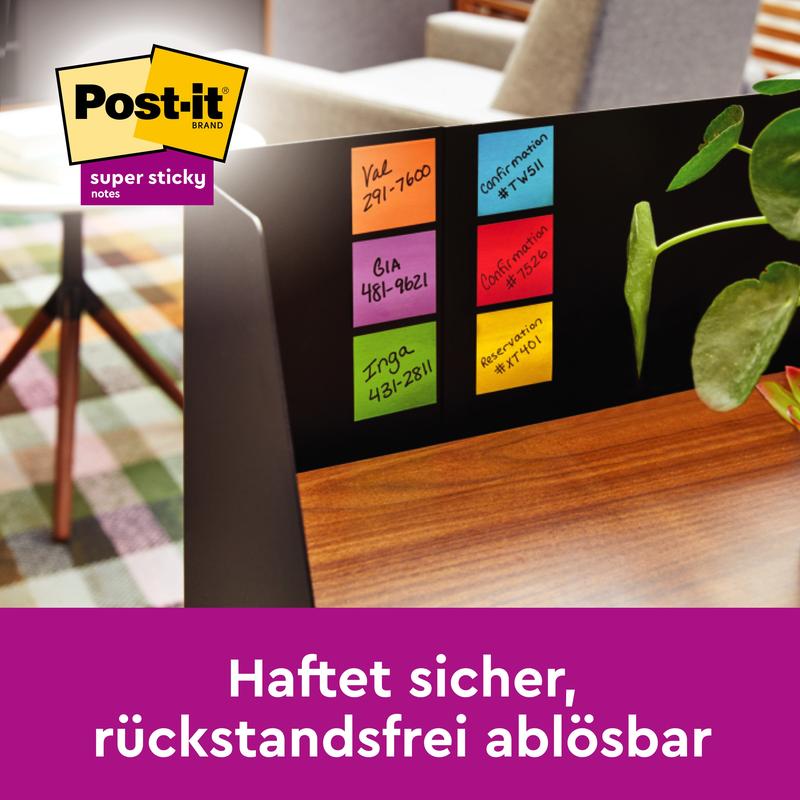 Tietokoneen näytöllä on kahdessa sarakkeessa värikkäitä Post-it® Super Sticky 100 % kierrätysmuistiinpanoja (76x76 mm, 70 arkkia/lohko, 100% PEFC) 3M Deutschland GmbH:lta. Taustalla näkyy kasvi ja huonekalu, alareunassa on saksankielinen teksti.