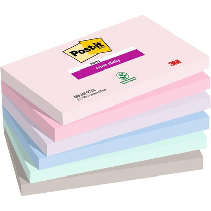 Kuuden pastellisävyisen Post-it® Super Sticky Notes -pakkauksen (76x127 mm, 90 arkkia, 100% PEFC) pino 3M Deutschland GmbH:lta on diagonaalisesti aseteltu ja näyttää ylimmässä pakkauksessa brändilogot ja kierrätyssymbolin.