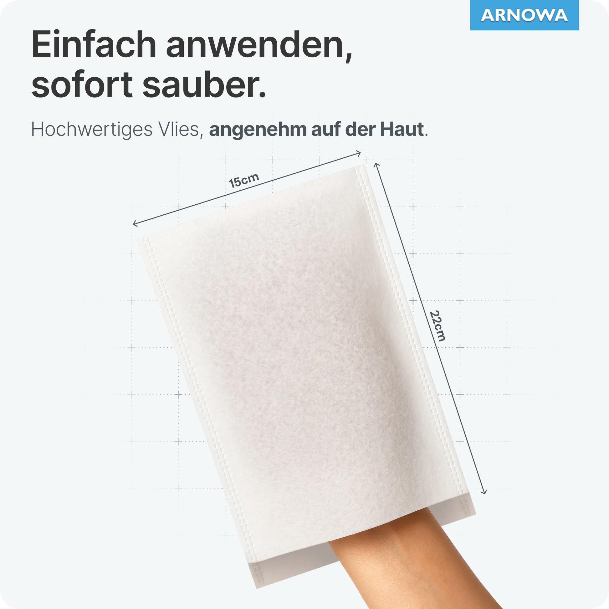 Eine Hand steckt in einem ARNOMED Einmalwaschhandschuh Spunlace mit PE (22x15 cm). Das Produkt von ARNOWA GmbH ist wasserabweisend, sanft zur Haut und einfach in der Anwendung. ARNowa Logo oben rechts im Bild. Beutel à 50 Stück.