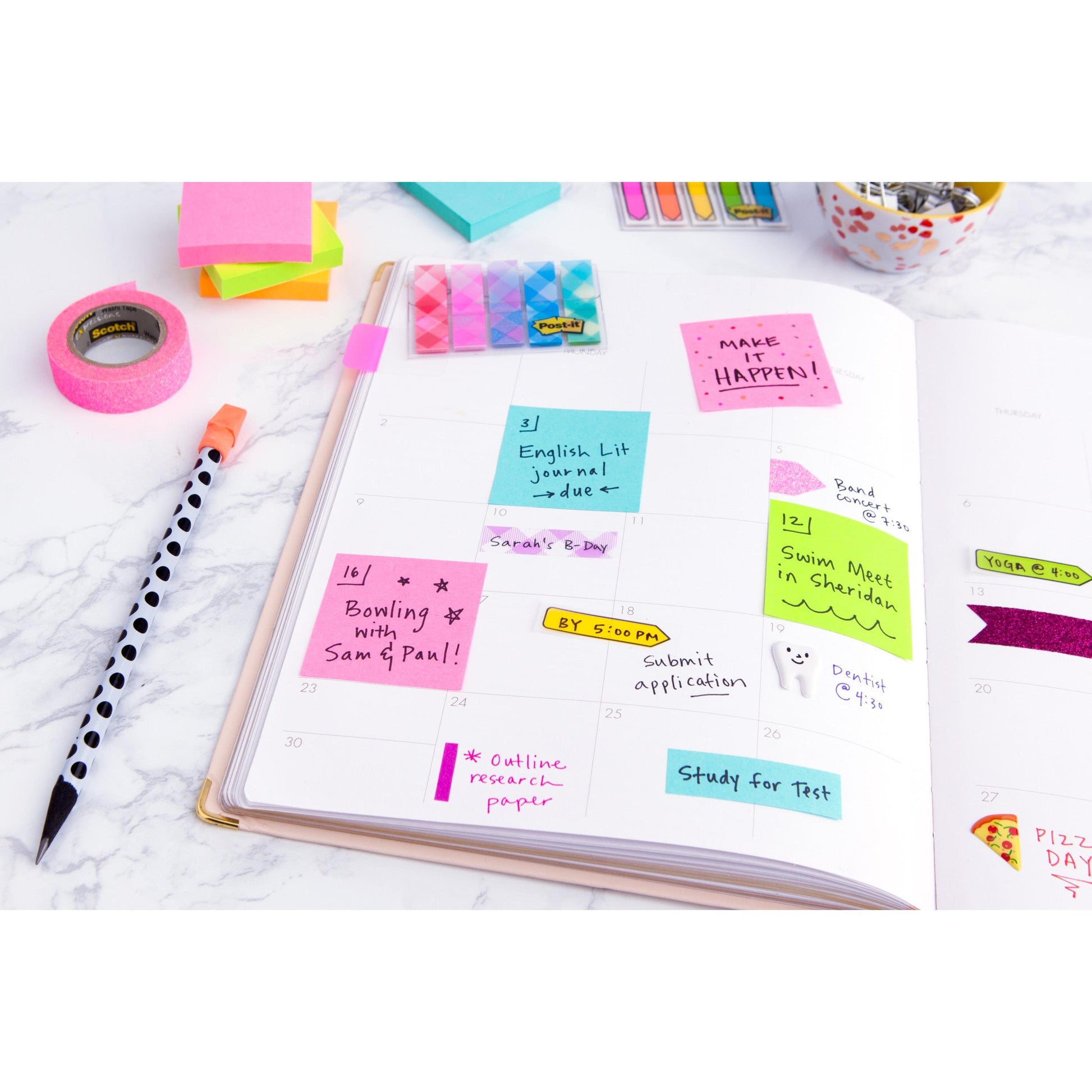 Ein offener Planer mit 3M Deutschland GmbH Post-it® Notes Würfel in Ultra-Farben (76x76mm, 450 Blatt, 1 Block, 100% PEFC) markiert Aufgaben und Termine. Bunte Notizen, Stifte, Büroklammern und Washi-Tape liegen verstreut auf einem weißen Tisch.