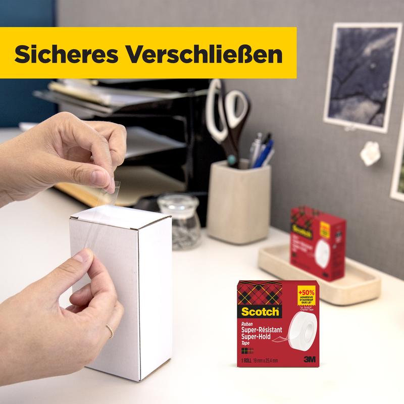 Henkilö sulkee valkoisen paketin pöydällä Scotch® Super-Hold Secure Tape -teipillä, 1 rulla, 19 mm x 25,4 m 3M Deutschland GmbH:ltä. Taustalla näkyy toimistotarvikkeita ja läpinäkyvän teipin pakkaus.