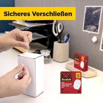Henkilö sulkee valkoisen paketin pöydällä Scotch® Super-Hold Secure Tape -teipillä, 1 rulla, 19 mm x 25,4 m 3M Deutschland GmbH:ltä. Taustalla näkyy toimistotarvikkeita ja läpinäkyvän teipin pakkaus.