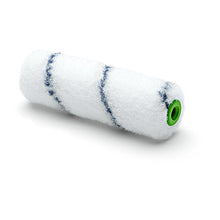 Valkoinen 10 cm Nölle Profi Brush -pienpinta-alan tela nylon-maalirullapeitteellä, jossa on kaksi sinistä raitaa ja vihreä muoviydin Nölle Profi Brush Bürsten- & Pinseltechnik e.K.:lta, kuvattuna valkoisella taustalla. Ihanteellinen tarkkoihin maalaustöihin.