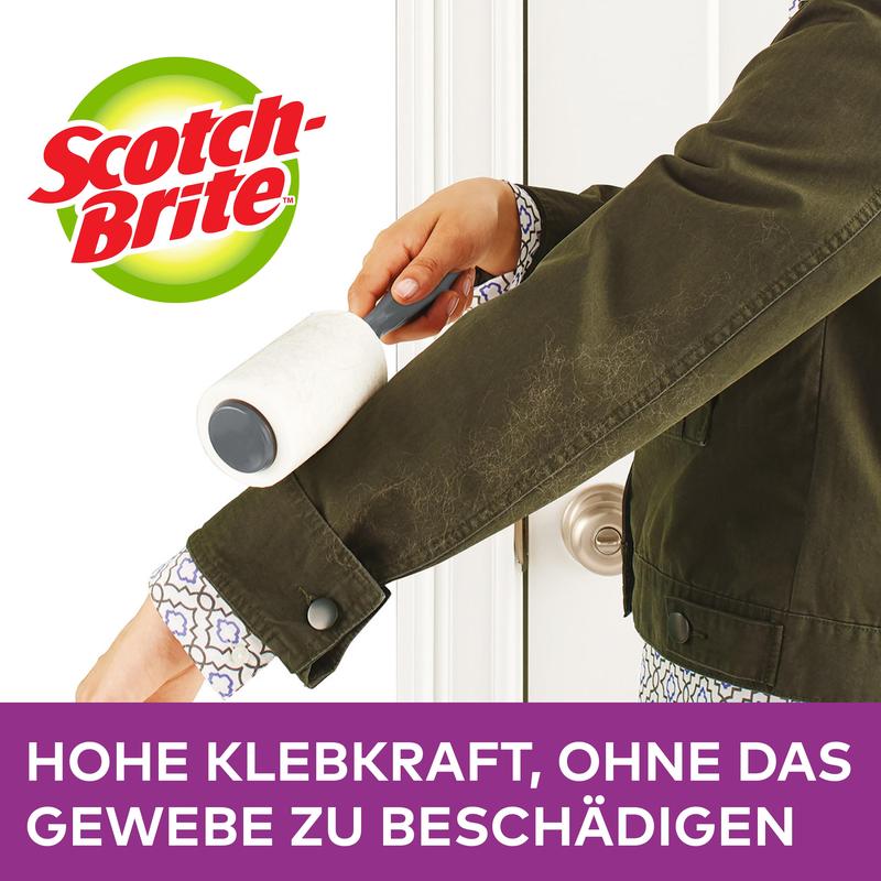 Henkilö käyttää Scotch-Brite™ Everyday Clean -tarrarullaa, 56 arkkia, 1/pakkaus 3M Deutschland GmbH:lta tummanvihreällä takinhihalla. Saksalainen teksti mainitsee vahvan tarttuvuuden, joka poistaa nukat hellävaraisesti vahingoittamatta kangasta.