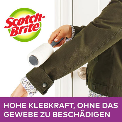 Henkilö käyttää Scotch-Brite™ Everyday Clean -tarrarullaa, 56 arkkia, 1/pakkaus 3M Deutschland GmbH:lta tummanvihreällä takinhihalla. Saksalainen teksti mainitsee vahvan tarttuvuuden, joka poistaa nukat hellävaraisesti vahingoittamatta kangasta.