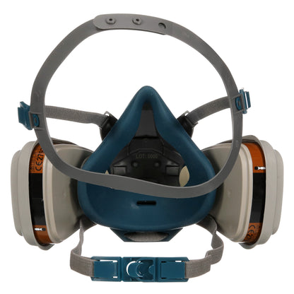 3M™ Quick Latch -hengityssuojain 6502QLKIT-1 3M Deutschland GmbH:lta tarjoaa uudelleenkäytettävän suojan orgaanisia höyryjä vastaan vaihdettavilla A2P3-suodattimilla, kaksoispatruunoilla, säädettävillä hihnoilla ja siniharmaalla muotoilulla - katso etunäkymä.