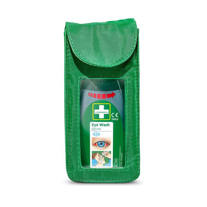 Eine grüne Cederroth Augenspülflasche in einem Orkla Wound Care AB Holster für Cederroth Augenspültasche Modell (Ref 7221). Mit Klappe, Frontetikett mit Augenabbildung, Gebrauchsanweisung und Öffnungspfeil. Geeignet für Holster Ref 7221.