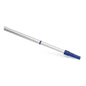 Die Nölle Profi Brush Teleskopstange Aluminium von Nölle Profi Brush Bürsten- & Pinseltechnik e.K. ist mit blauen Kunststoffendstücken ausgestattet und eignet sich hervorragend zur Verlängerung der Reichweite beim Anbringen von Reinigungs- oder Wartungswerkzeugen.