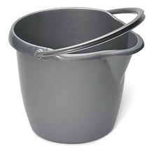 Nölle Profi Brush -talousämpäri kaatonokalla, 12 litraa, hopeanvärinen muovi, Nölle Profi Brush Harja- & Sivelintekniikka e.K.:lta, on varustettu metallikahvalla, pyöristetyllä muotoilulla ja sivuttaisella kaatonokalla - ihanteellinen käytännön tehtäviin kotitaloudessa.