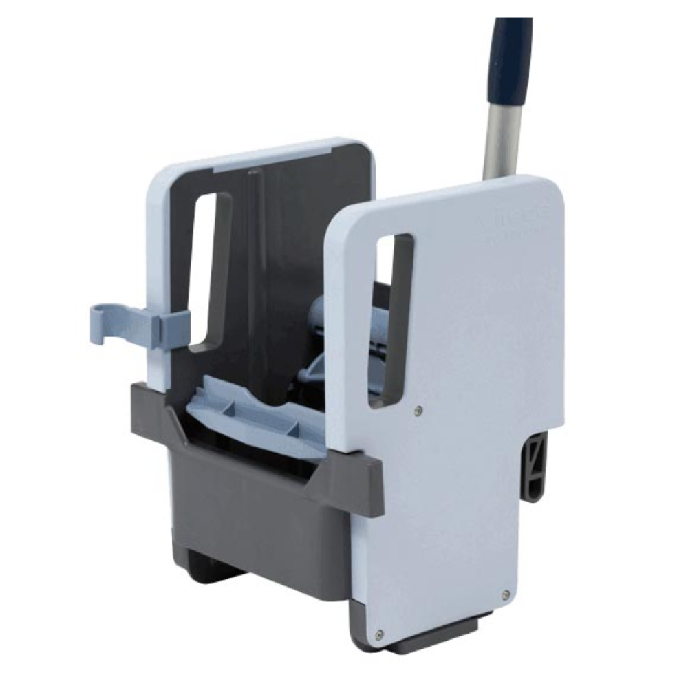 Vileda Professional -pystypuristin mitat ovat 23 x 23 x 32 cm, ja se on saatavilla Vileda GmbH:n yksittäispakkauksena. Se on kaupallinen mopinpuristin, jossa on kahva. Harmaa-valkoinen muotoilu on valmistettu kestävästä polypropeenista ja soveltuu siksi erinomaisesti käytettäväksi Vileda Professional -pystypuristimen kanssa. Se puristaa mopit tehokkaasti ja siinä on aukkoja ylimääräisen veden keräämiseksi, kun taas vahvistettu kahva takaa kestävyyden.