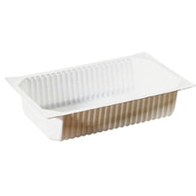 Die Duni GmbH PP Schale 1/4 GN Weiß PP ist ein rechteckiges, weißes, geripptes Tablett mit abgeschrägten Seiten und flachem Boden, perfekt für den Einsatz in der Gastronomie. Ausgestellt vor weißem Hintergrund.