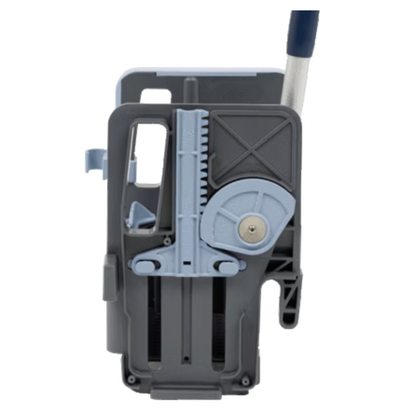 Lähikuva Vileda Professional -pystypuristinlaitteesta, joka on valmistettu harmaasta ja sinisestä muovista, ja siinä on pyörä ja kahva. Tämä mekanismi sisältää hammasrattaat ja vivut ja on valmistettu kestävästä polypropeenista, mikä viittaa siihen, että se on osa suurempaa mekaanista tai puhdistuslaitetta. Sen mitat ovat 23 x 23 x 32 cm.