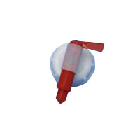 Lähikuva punaisesta hanasta 20 litran kanisterille Diversey Deutschland GmbH & Co. OHG:lta, pienempiin astioihin siirtämistä varten, kiinnitettynä valkoiseen ja siniseen säiliöön, valkoisella taustalla. Pakkaus: 1 kappale.