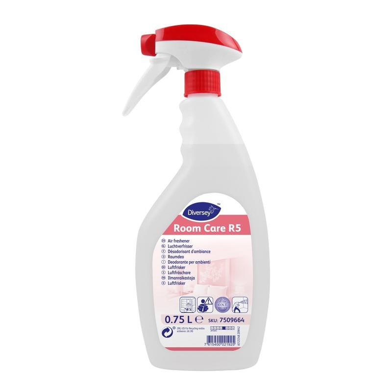 Valkoinen 750 ml:n muovinen suihkepullo, jossa on teksti "Room Care R5, Raumdeo" Diversey Deutschland GmbH & Co. OHG:lta, tarjoaa hajunpoistoa, monikielisellä merkinnällä ja SKU-koodilla pohjassa.