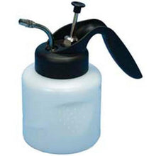 Diversey Deutschland GmbH & Co. OHG:n 0,5 l käsisumutin on kestävä ja vankka käsisumutin, jossa on musta kahva, pumppukahva ja metallinen ulostulo. Valkoinen säiliö on liuottimenkestävä monipuoliseen käyttöön.