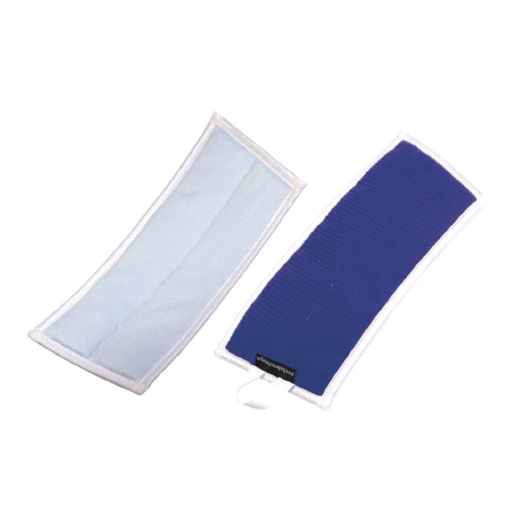 Kaksi suorakulmaista TASKI JM Pro Glass Mop 25 cm mikrokuitupäällystä Diversey Deutschland GmbH & Co. OHG:lta on kuvattu vierekkäin, vaaleansininen ja tummansininen, molemmissa on valkoinen reunus; tummansinisessä on toisessa päässä valkoinen vetolenkki.