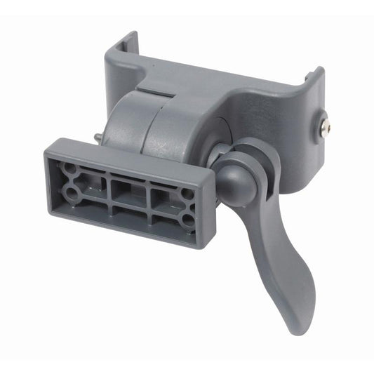 Der TASKI Konnektor von Diversey Deutschland GmbH & Co. OHG ist ein verstellbarer Scharnierbügel aus grauem Kunststoff mit rechteckiger Grundfläche und Hebelgriff, für die professionelle Reinigung, hier abgebildet als Packung (1 Stück) auf weißem Hintergrund.