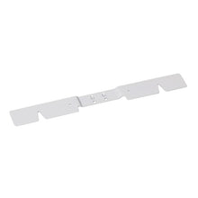 Der TASKI Zubehörhalter groß (450 mm) von Diversey Deutschland GmbH & Co. OHG ist ein Metallhalter mit erhöhtem Mittelteil, gekerbten Kanten und zentralen Befestigungslöchern - konzipiert für den manuellen Einsatz bei Reinigungsarbeiten. Packung: 1 Stück.