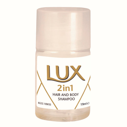 Ein 19ml Lux Professional 2in1 Hair & Body Duschgel & Shampoo Gästeartikel von Diversey Deutschland GmbH & Co. OHG, in einer kleinen Plastikflasche mit weiß-goldenem Etikett und klarem Verschluss. Packung mit 50 Stück.