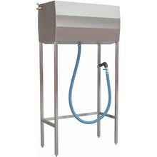 Josto Service Station 300 Diversey Deutschland GmbH & Co. OHG:ltä on 300 litran ruostumattomasta teräksestä valmistettu täyttöasema yhdistelmäkoneille, joka on ihanteellinen kaupallisille siivousyrityksille, varustettu suorakulmaisella säiliöllä, metallijalustalla, sinisellä letkulla ja pistoolilla.