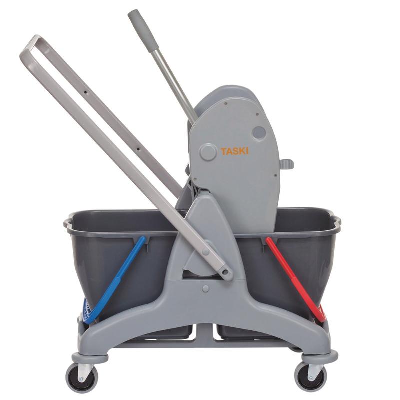 Harmaa TASKI Duo Mop -kaksoisäiliöjärjestelmä Diverseyltä, jossa on kaksi 15 litran ämpäriä (sininen puhtaalle ja punainen likaiselle vedelle), neljä pyörää, kahva ja puristin - ihanteellinen hygieeniseen puhdistukseen.