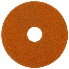 Das Twister Pad orange für Steinböden der Diversey Deutschland GmbH & Co. OHG ist ein rundes, flaches Pad mit rauer Struktur und mikroskopisch kleinen Rauten, Loch in der Mitte, abgebildet auf weißem Hintergrund.