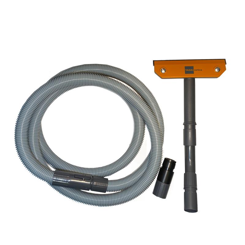 Valkoisella taustalla on harmaa joustava letku, harmaa-oranssi lattiasuulake ja käsinpuhdistussetin adapteri, Seter Ha manuaaliseen käyttöön (Diversey Deutschland GmbH & Co. OHG), kuvattuna.