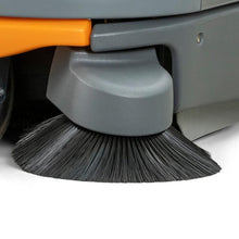 Lähikuva valinnaisesta toisesta sivuharjasta (1 kpl) Balimat 6500:lle Diversey Deutschland GmbH & Co. OHG:lta, mustilla harjaksilla ja harmaa-oranssilla kotelolla, tehtaalla asennettuna osana tuotetta.