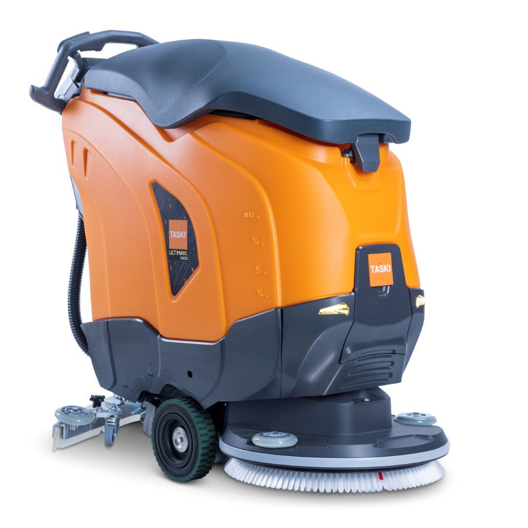 TASKI ULTIMAXX 1900 SD50 Performance BMS 25A EBU oranssi-harmaa Diversey Deutschlandilta on varustettu suurilla pyörillä, etuharjalla, 42 litran säiliöllä ja 50 cm levyllä suurten alueiden tehokkaaseen puhdistukseen. TASKI-logo sijaitsee sivulla ja takana.