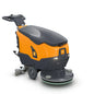 Die TASKI ULTIMAXX 900 SD50 P BMS 13A von Diversey Deutschland GmbH & Co. OHG on uudenlainen, käyttövoimaton yhdistelmäkone, jossa on 20 litran säiliö ja 50 cm:n yksittäinen levy, kuvattuna oranssina ja harmaana pyörillä ja ohjauskahvalla valkoisella taustalla.