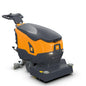 Die TASKI ULTIMAXX 900 RB45 P BMS 13A gel ready von Diversey Deutschland GmbH & Co. OHG ist eine orange/graue Scheuersaugmaschine für den gewerblichen Einsatz, ideal für die Gebäudereinigung und große Flächen, ausgestattet mit Rädern, Griff und Bürstenaufsätzen.