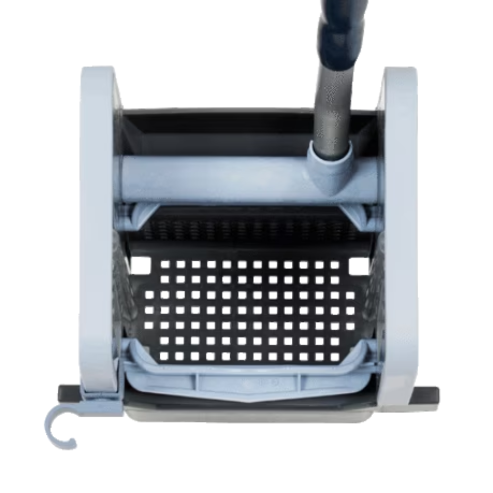 Ylhäältäpäin katsottuna harmaa polypropeenista valmistettu moppiämpäri, jossa on puristinlisäosa ja musta rei'itetty alusta. Vileda GmbH Professional -pystypuristin, jonka mitat ovat 23x23x32 cm, on varustettu ulosvedettävällä kahvalla ja pienellä koukulla ämpärin sivussa.