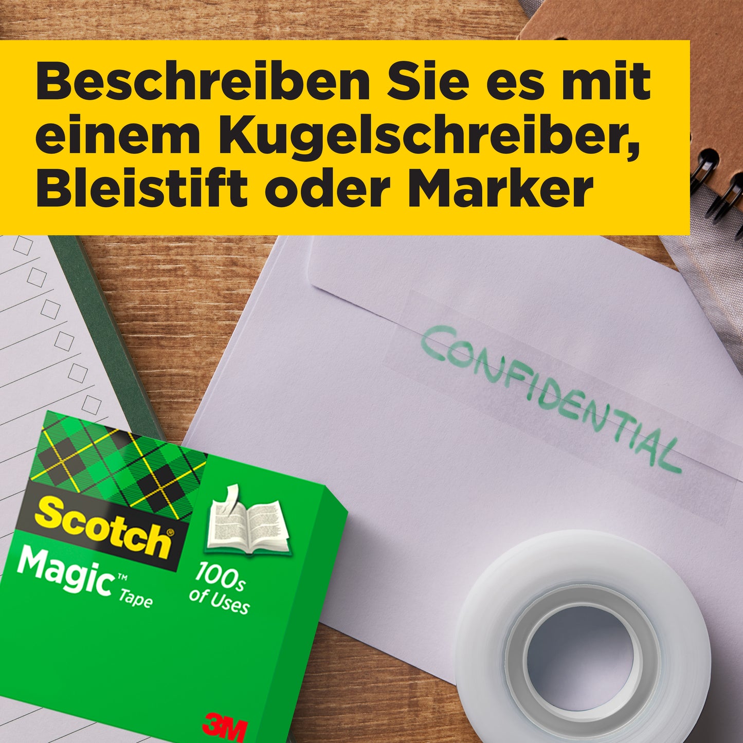 3M Deutschland GmbH:n Scotch® Magic™ Invisible Tape -etupakkaus (24 rullaa, 19 mm x 33 m), tarkistuslista ja "CONFIDENTIAL"-kirjekuori ovat puupinnalla, yläpuolella keltainen banneri saksankielisellä tekstillä kynistä ja tusseista.